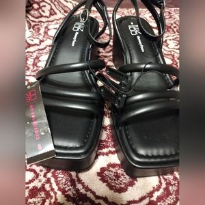 No Boundaries women's small heeled sandals, size 8, black